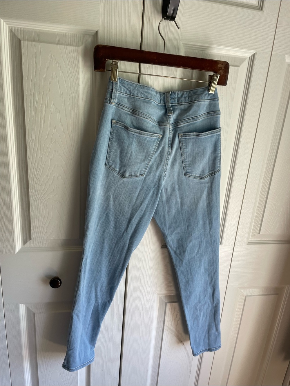 Universal Thread Women’s Light Wash Skinny Blue Jeans - Picture 2 of 6